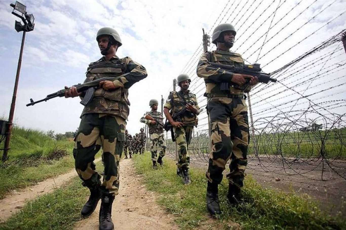 Hindistan askerleri Keşmir Kontrol Hattı'nda ateş açtı: Biri sivil 2 ölü